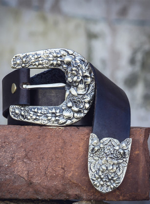 Women's Buckle with a belt "Skull in flowers"